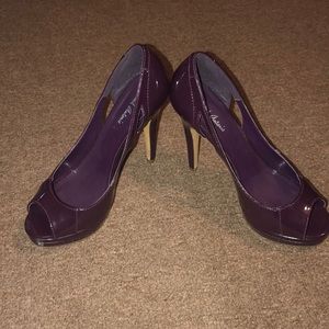 A pair of burgundy almost purple high heels 👠